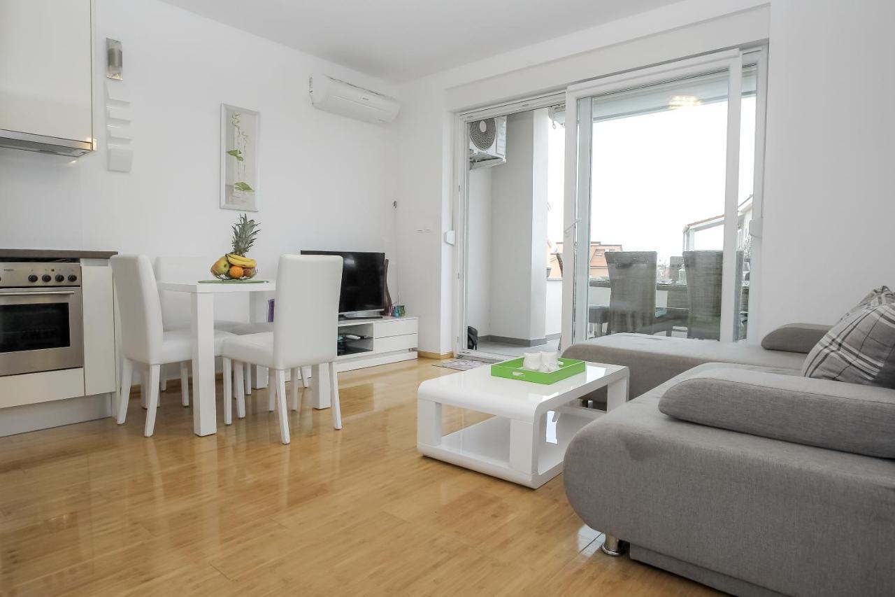 Apartments Tomana Новаля Екстериор снимка