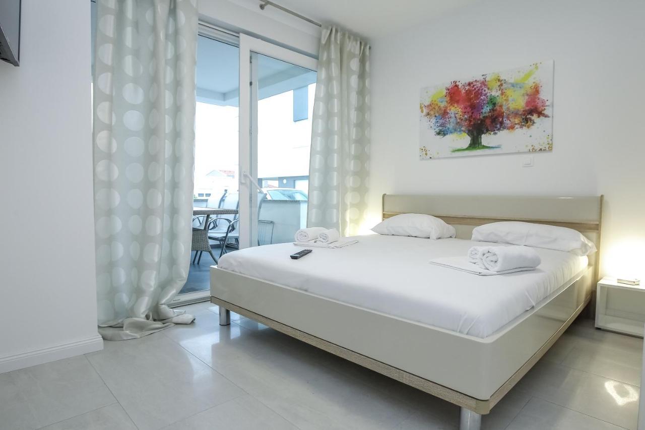 Apartments Tomana Новаля Екстериор снимка
