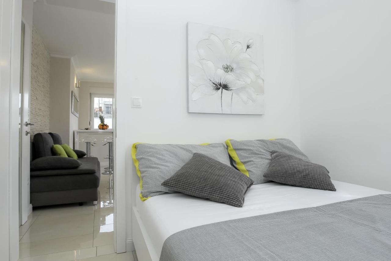 Apartments Tomana Новаля Екстериор снимка