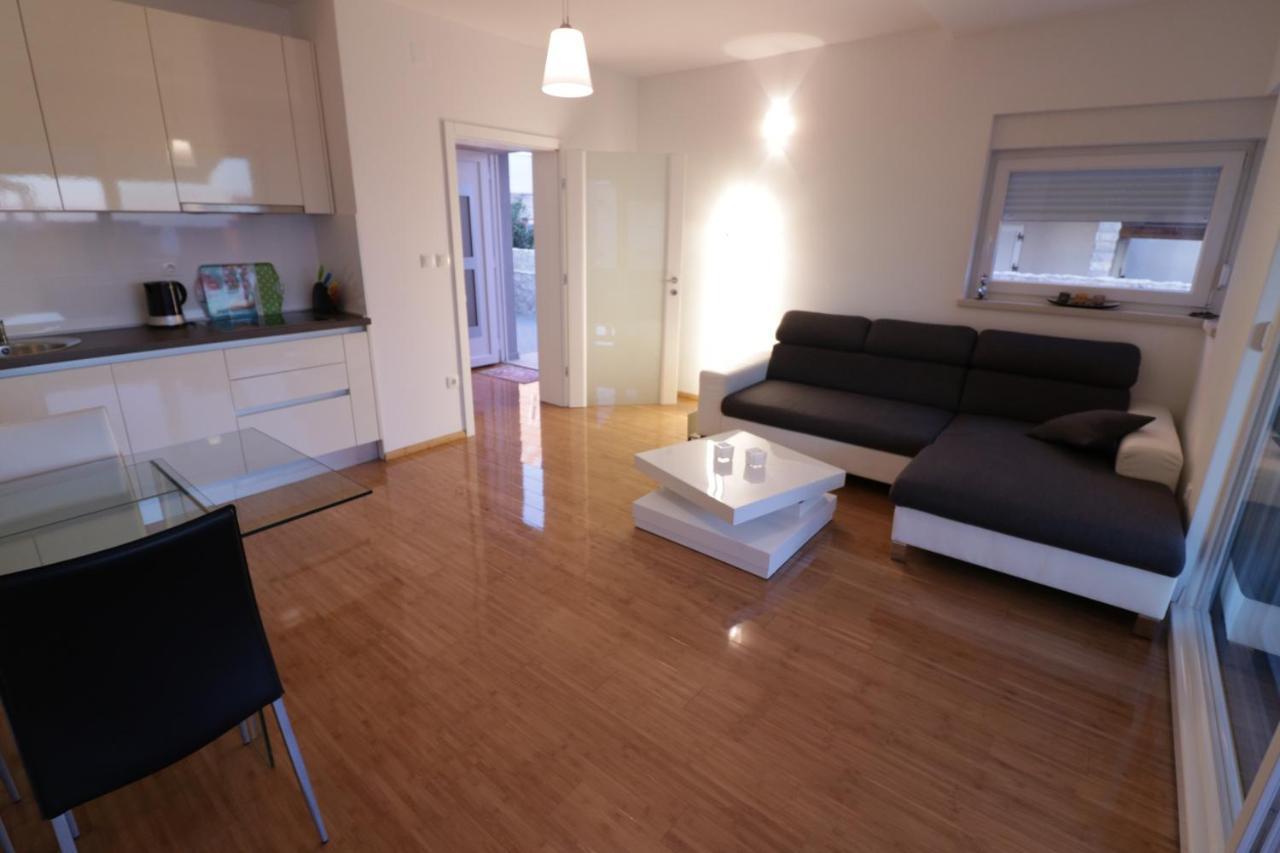 Apartments Tomana Новаля Екстериор снимка