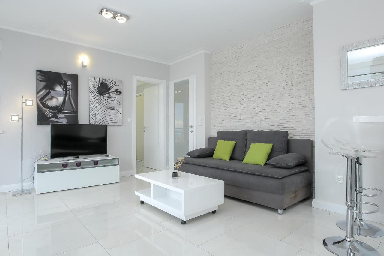 Apartments Tomana Новаля Екстериор снимка