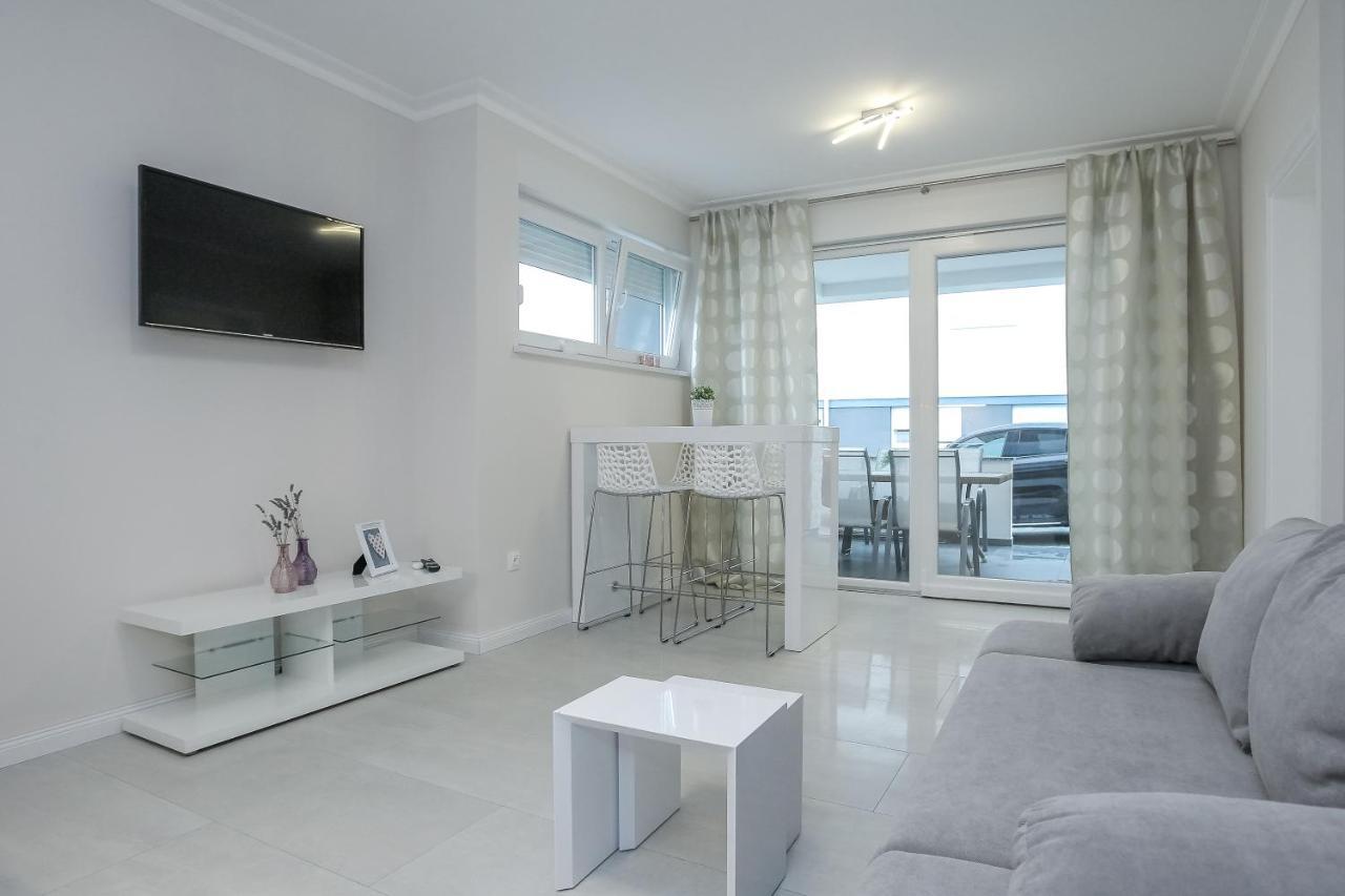 Apartments Tomana Новаля Екстериор снимка