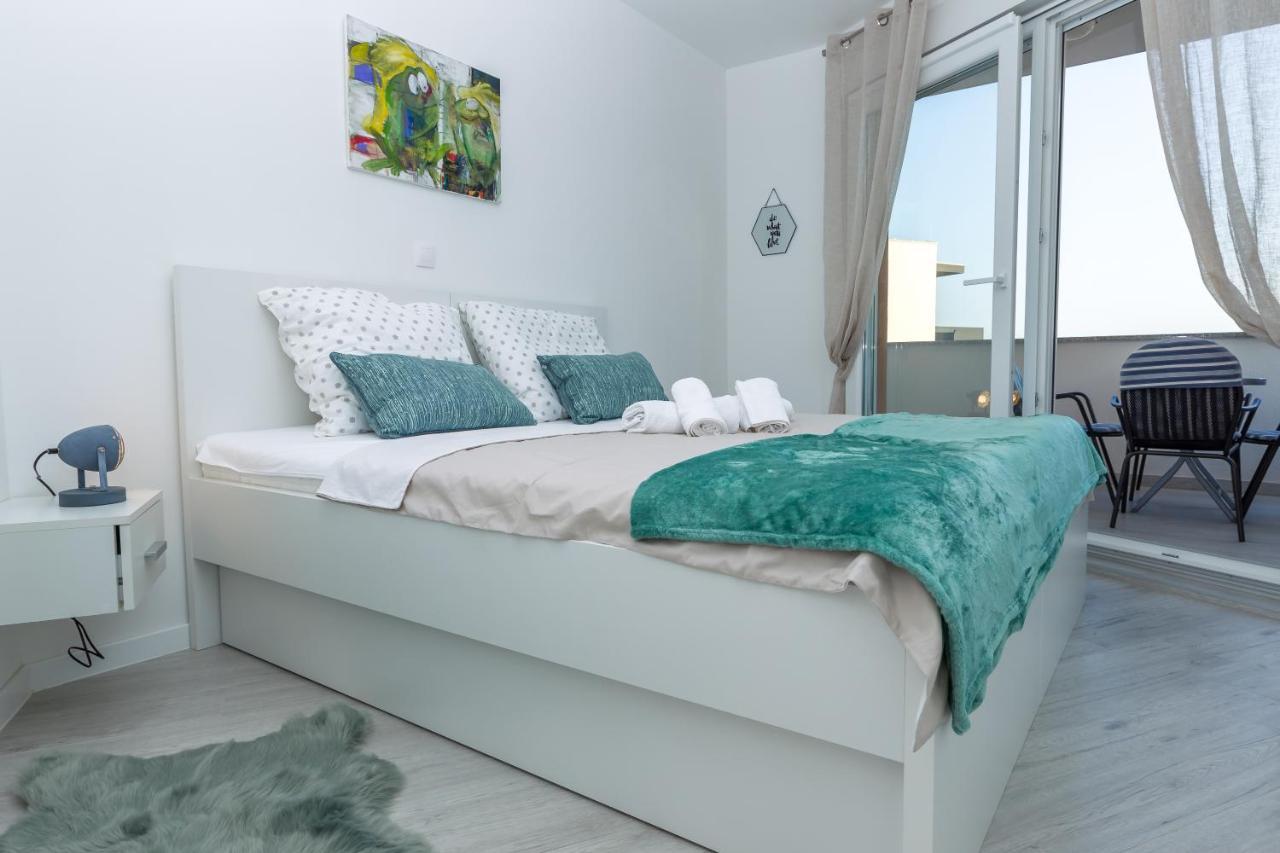 Apartments Tomana Новаля Екстериор снимка