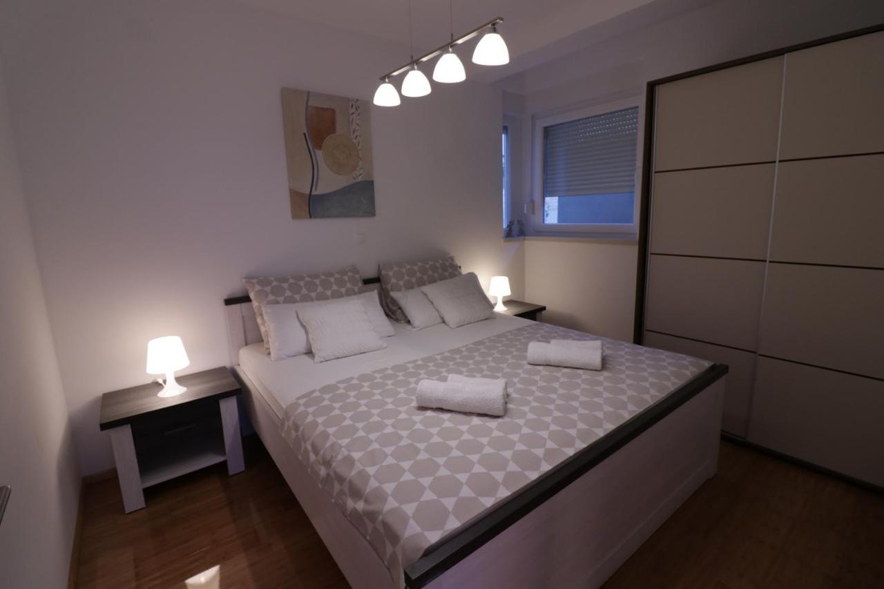 Apartments Tomana Новаля Екстериор снимка