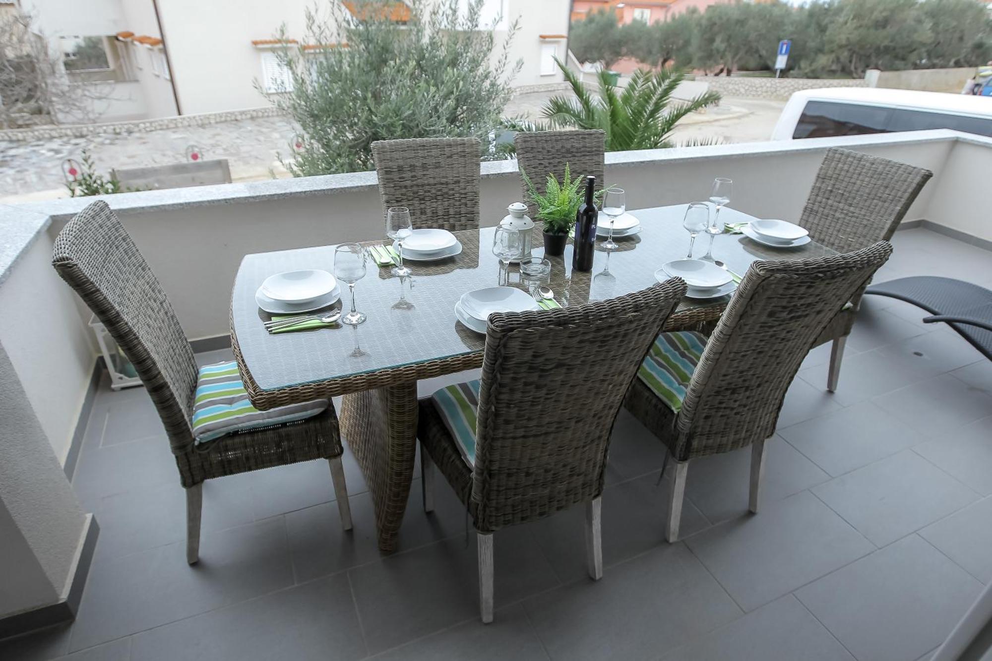 Apartments Tomana Новаля Екстериор снимка